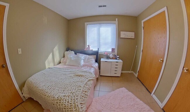 Building Photo - 3D Tour Available - Off-Street Parking + Washer & Dryer Included + Pet Friendly! Available August...