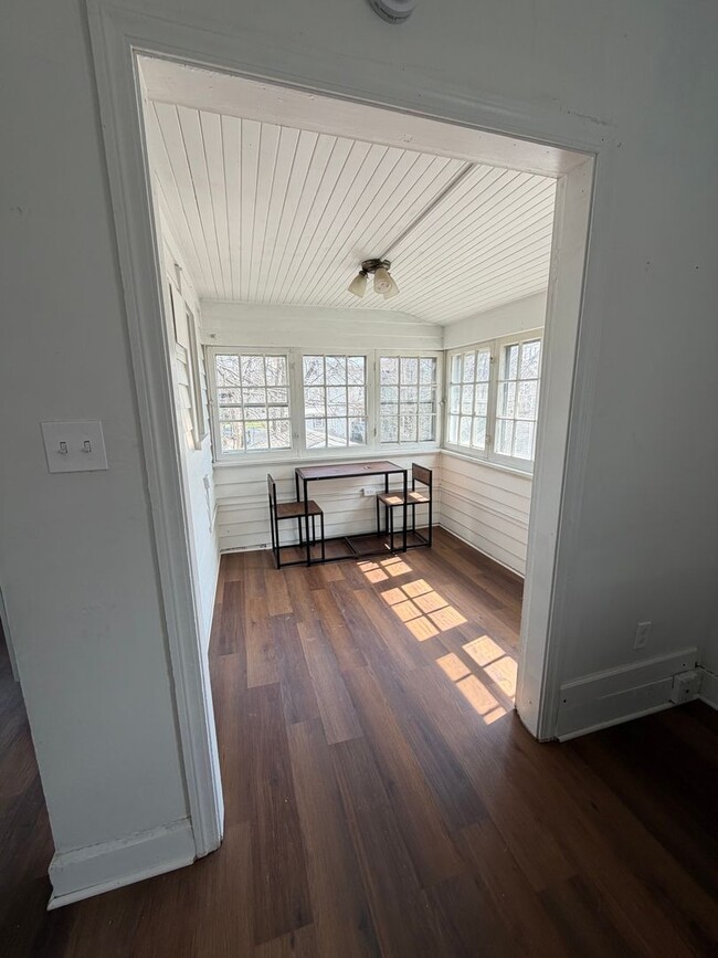 Foto del edificio - Charming Lakewood Duplex