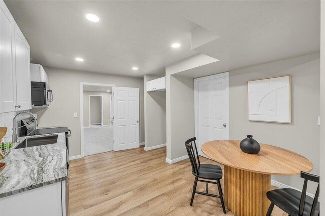 Building Photo - Charming downstairs apartment in Cedar Cit...