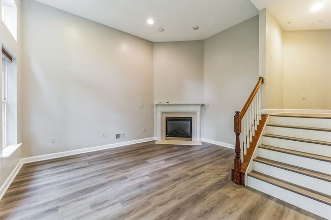 Building Photo - 3 bed 2.5 bath rowhome for rent