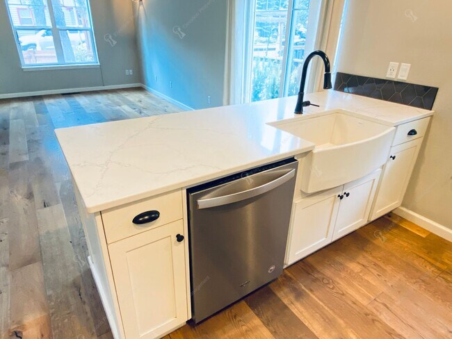 Foto del edificio - Desirable Modern & Charming Westside 2BR -...