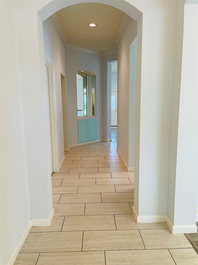 Building Photo - 20910 Medallion Pointe Dr