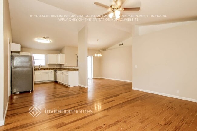 Building Photo - 8910 W Vale Dr