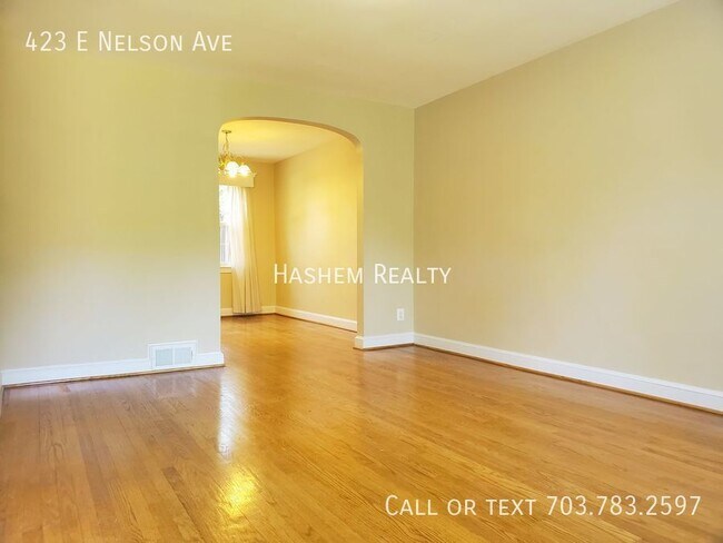 Building Photo - Light-Filled Townhouse on Wide Tree Lined ...