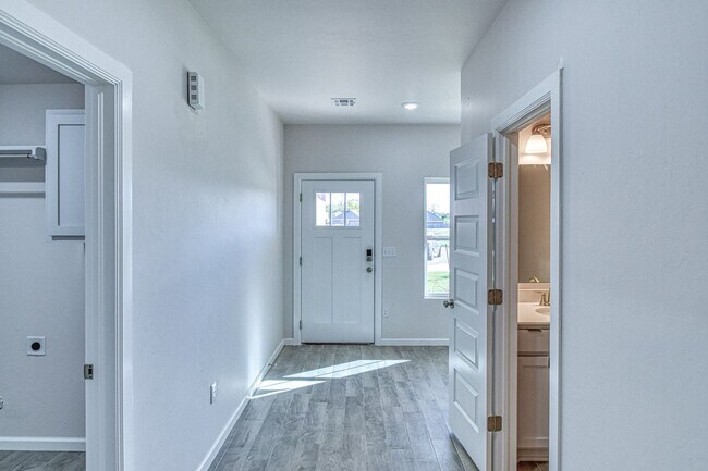 Foto del edificio - Brand New Construction!  Lawn care included!