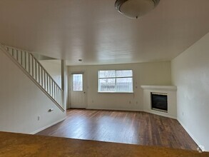 Building Photo - 528 NE Negus Loop