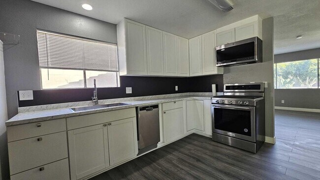 Building Photo - AVAILABLE NOW! BEAUTIFUL 3-bedroom, 2-bathroom home in Cathedral City! MOVE IN SPECIAL - HALF OFF...