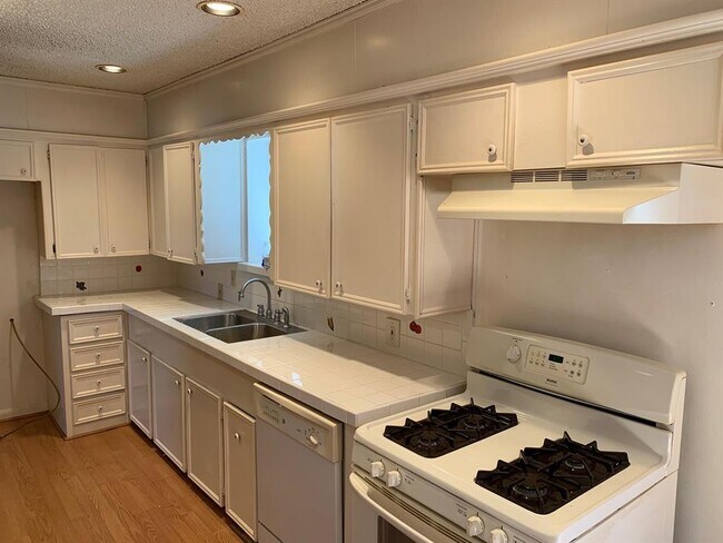 Building Photo - 822 Bandera Ln