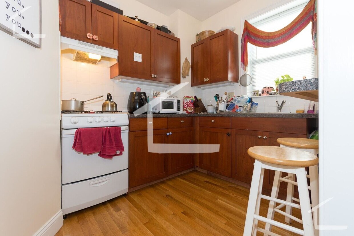 Primary Photo - Large, Beautiful renovated 1 bed
