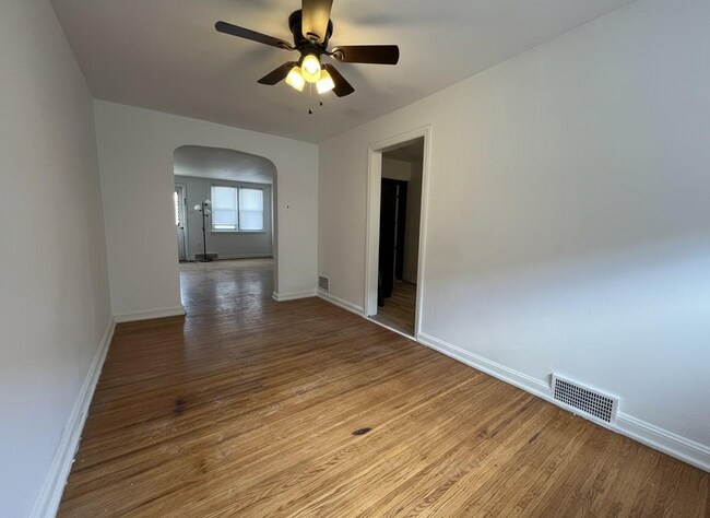 Foto del edificio - 2214 Bond Ave