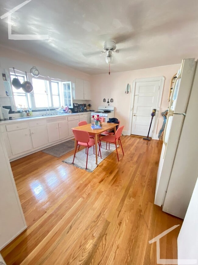 Foto del edificio - check out my 4.5 bed 2 bath in Allston......