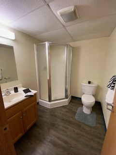 Baño de estudio grande de la torre 1 - Eagle Park Apartments