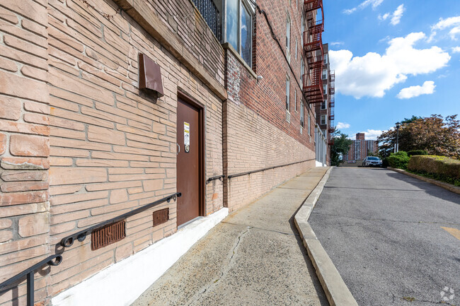 Building Photo - 601 Kappock St