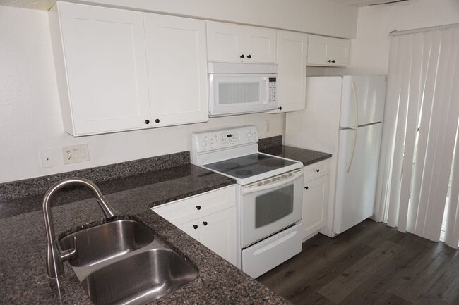 Foto del edificio - Awesome Location 1/1 on Curry Ford Ready for Move In