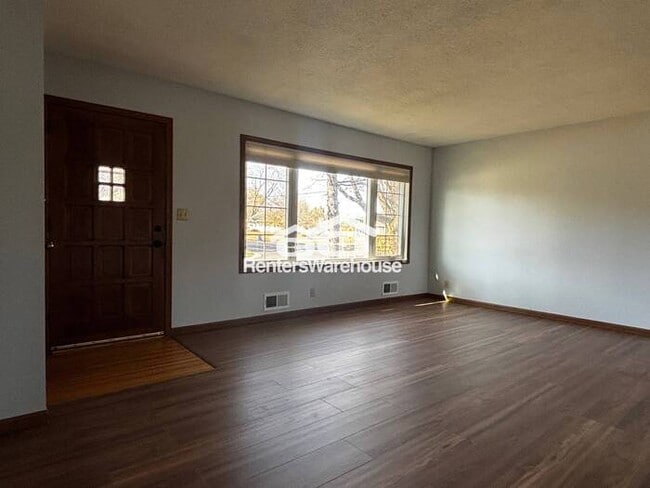 Building Photo - Available now! 3 Bedroom Single Family Home in Bloomington, MN
