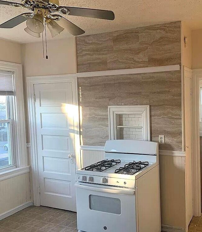 332 Bay View Ave Unit 2, Cranston, RI 02905 Room for Rent in Cranston