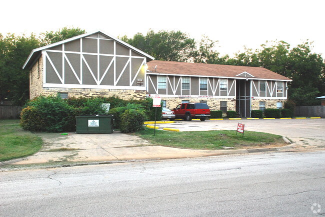 Building Photo - Jim Qualia 9/27/2007 - Woodford Apartments