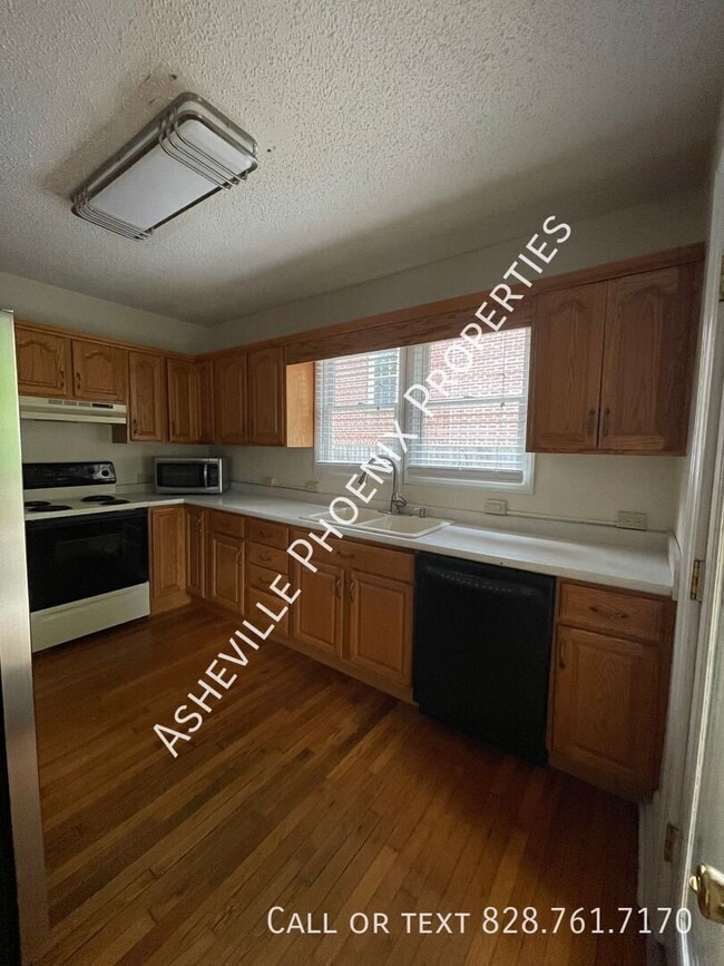 Building Photo - 11 Enka Oak St