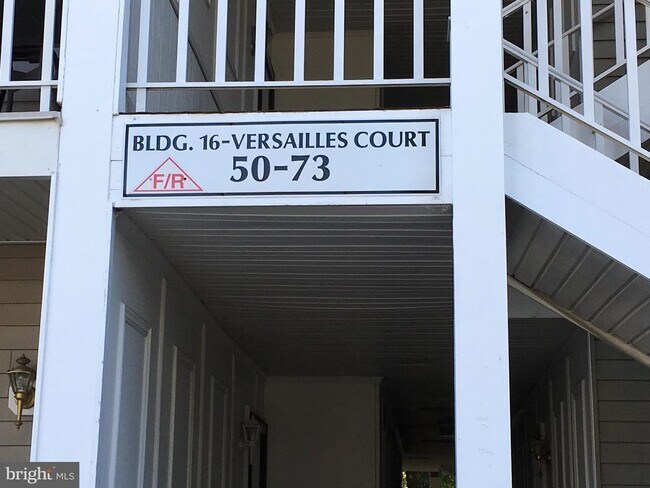 Foto del edificio - 64 Versailles Ct