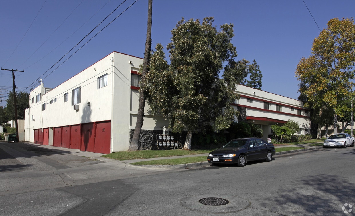 Building Photo - 451-485 N Bedford St
