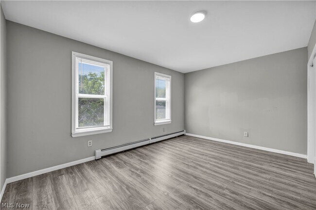Building Photo - 3010 Daisy Ave