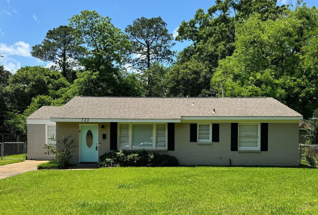 Primary Photo - 3 Bedroom Classic Brick Cutie !!