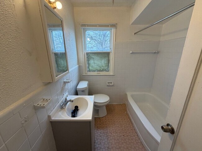 Foto del edificio - For Lease: Totally updated 3 Bedroom 1 Bath Welcome Section 8