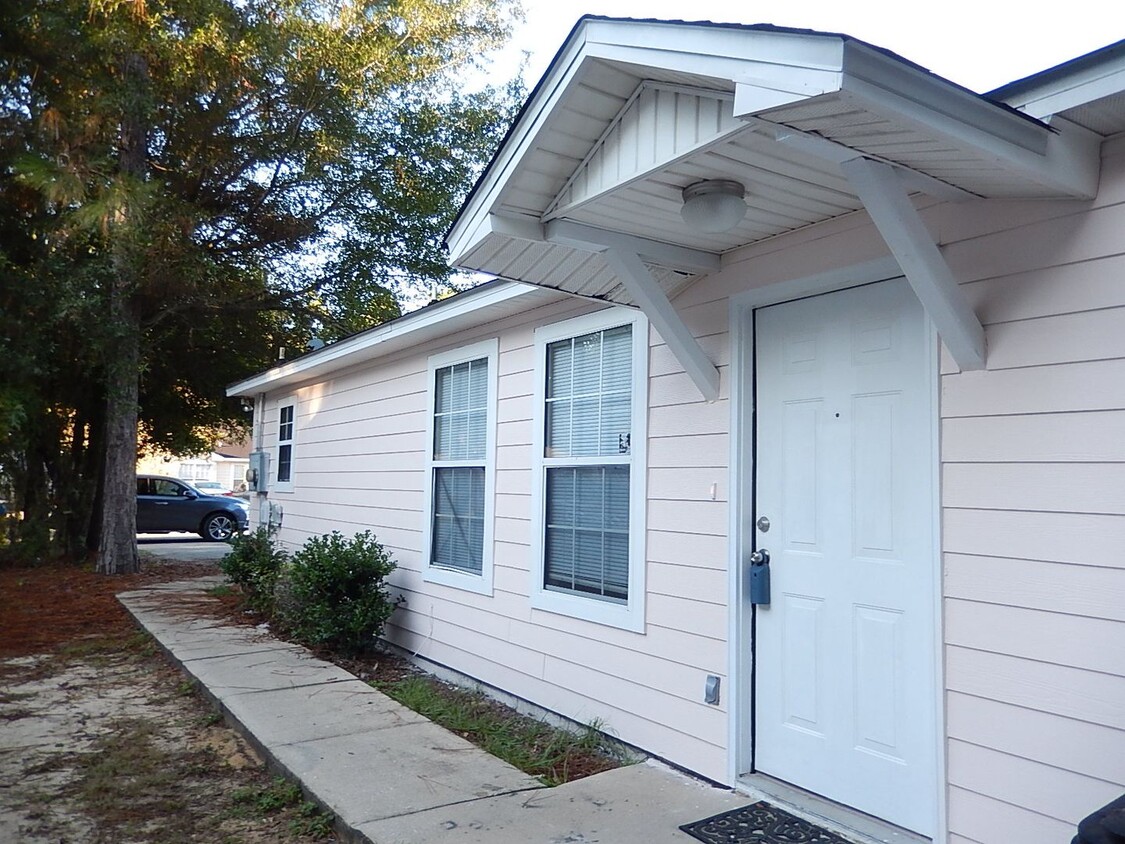 Foto principal - LOVELY 3/2 w/ Newer Flooring/Paint, Walk-I...