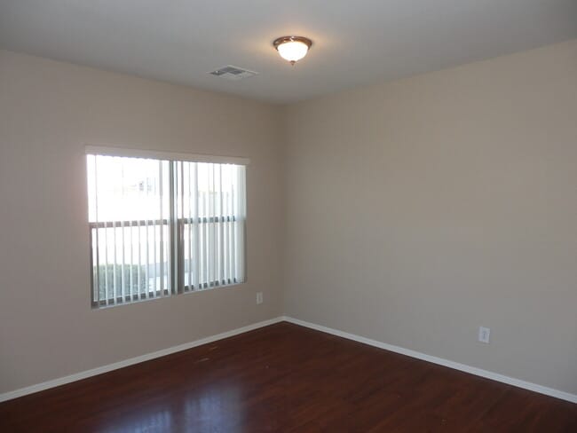 Building Photo - Spacious 2-Story Home with NEW Carpet and ...