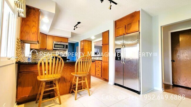 Foto del edificio - Charming Split-Level 3-Bedroom 2-Bath Home...