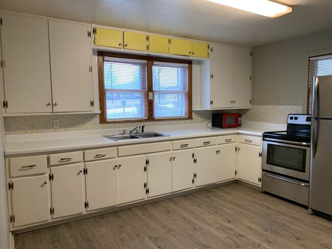 Foto del edificio - *Available June! * Beautiful 3 bedroom, 1 ...