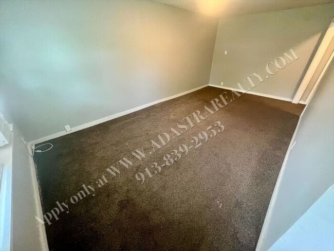 Building Photo - Cozy 2 Bed 1 Bath Duplex in OLATHE-Availab...