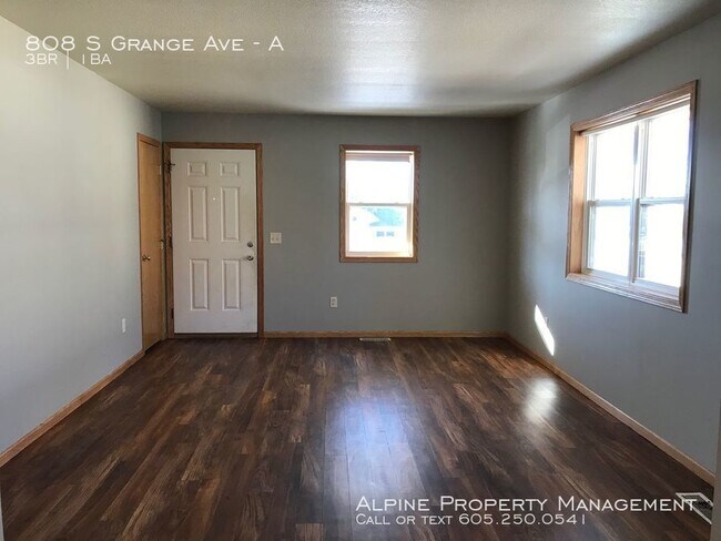 Foto del edificio - 3 Bed/1 Bath with All Utilities Included!!