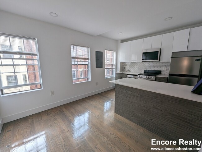 Building Photo - 61 Joy St