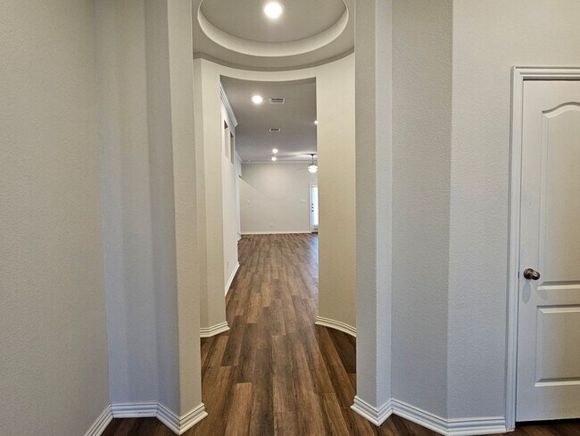 Building Photo - Elegant Bar W Home with Flex Room and Offi...