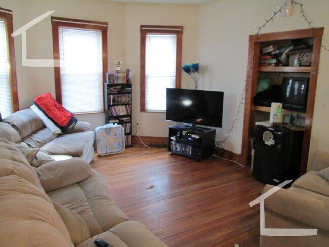 Building Photo - nice 4 bed in oak square