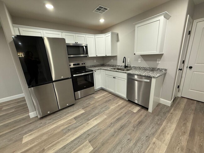 Foto del edificio - BRAND NEW BUILD: 3 BEDROOM/ 2 BATHROOM HOUSE IN CARTERVILLE MO WITH 2 CAR GARAGE!!!