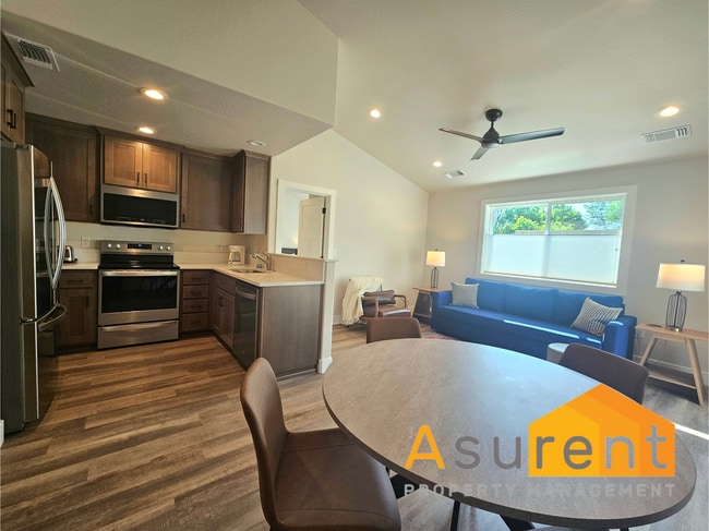 Foto del edificio - Beautiful fully furnished, single level 3 ...