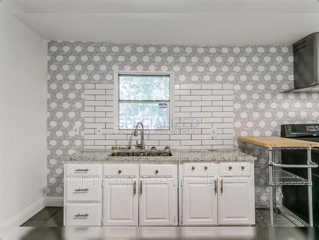 Foto del edificio - 5809 Houghton Ave