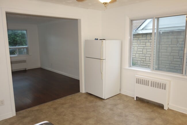 Building Photo - 72 Jolliet Ave