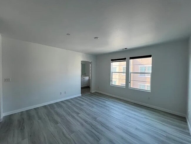 Master bed - 6 Jenkins Dr