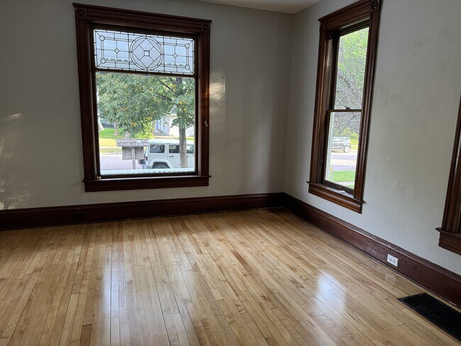Building Photo - 415 W Grand Ave