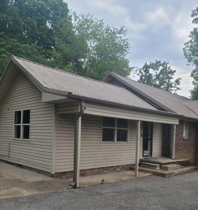 Building Photo - 1801 W Nettleton Ave