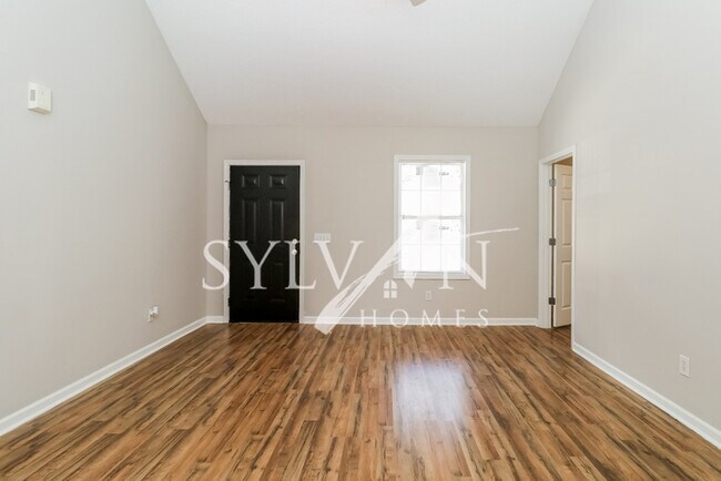 Building Photo - Feel welcome and comfortable in this home