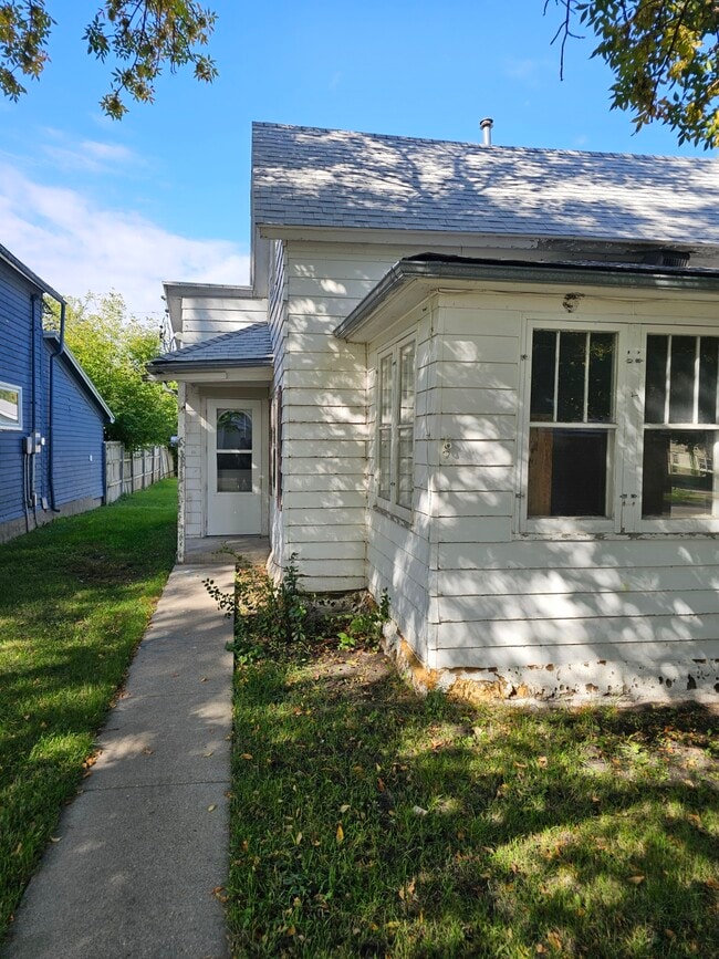Building Photo - 319 Harris Ave S