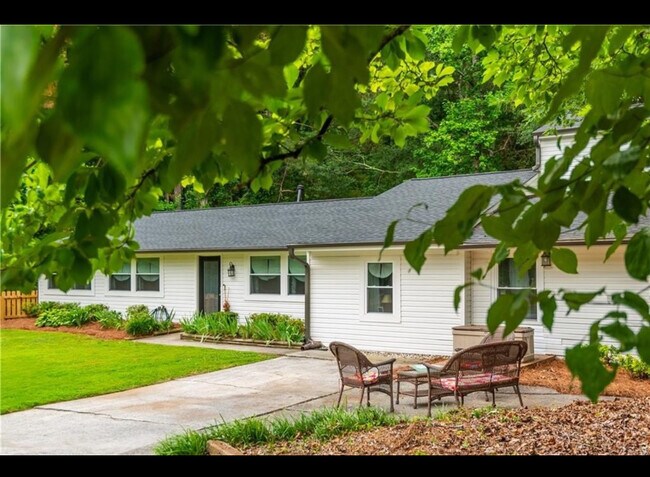 Foto del edificio - 3785 Somerset Dr SW