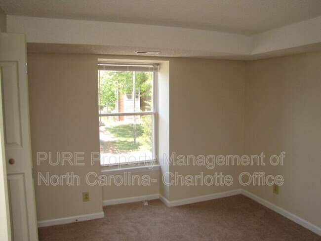 Foto del edificio - 9520 Shannon Green Dr