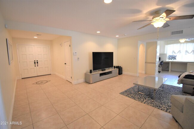 Building Photo - 2615 E Claire Dr