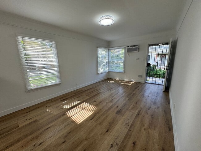 Interior Photo - 14443-14445 1/4 Dickens St