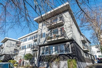 Building Photo - 976 Humboldt St
